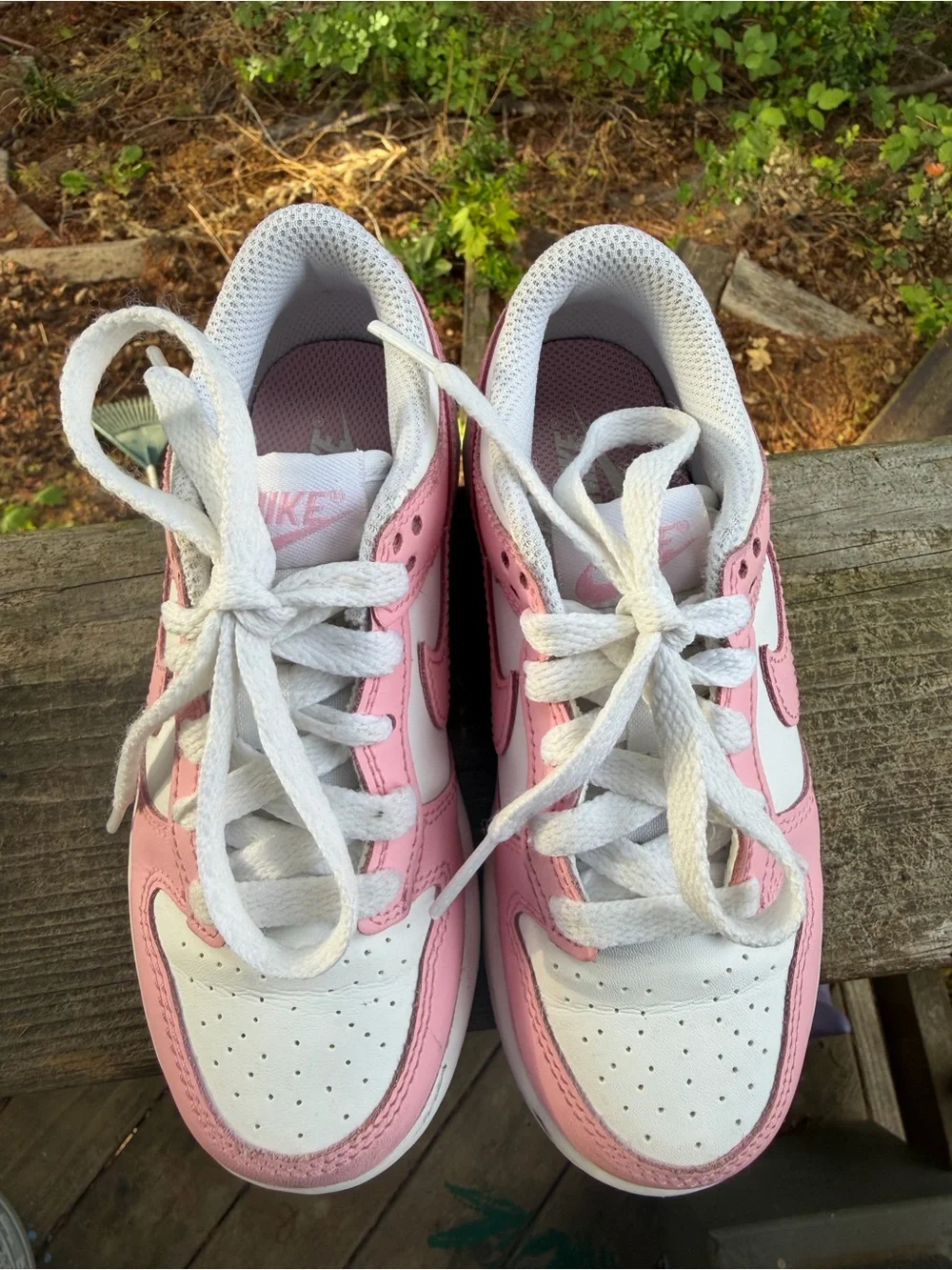 Nike Kids Low-Top Sneakers in Pink and White